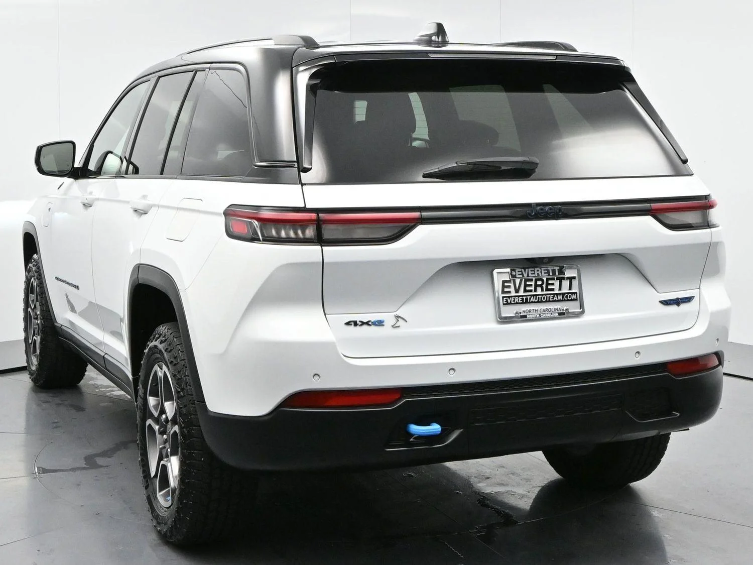Used 2022 Bright White Clearcoat Jeep Trailhawk image 6
