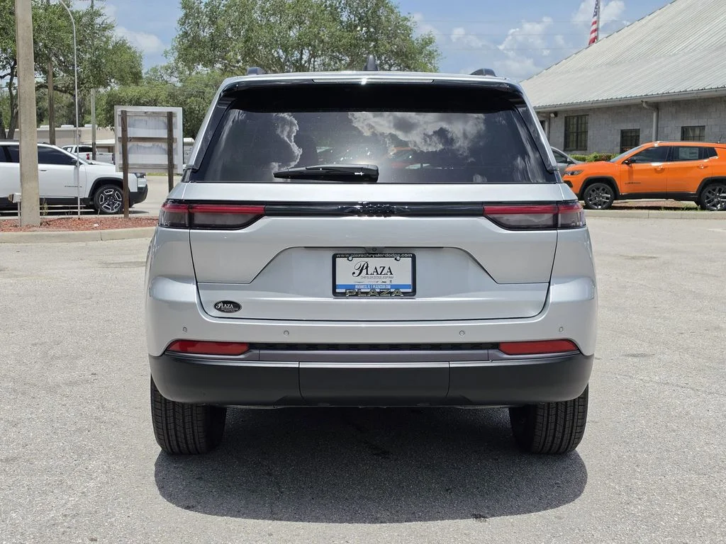 New 2026 Silver Zynith Exterior Paint Jeep Altitude image 5