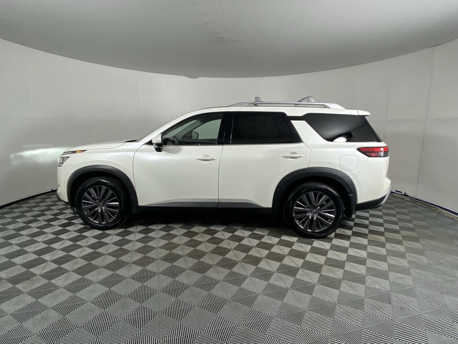Certified Used 2024 Pearl White Tricoat Nissan SL image 4