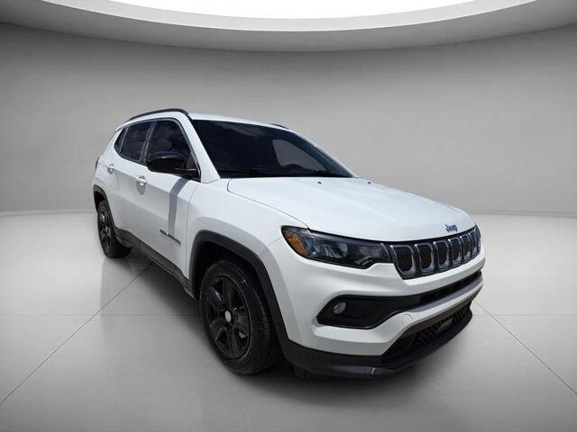 Used 2022 Bright White Clearcoat Jeep Latitude image 7