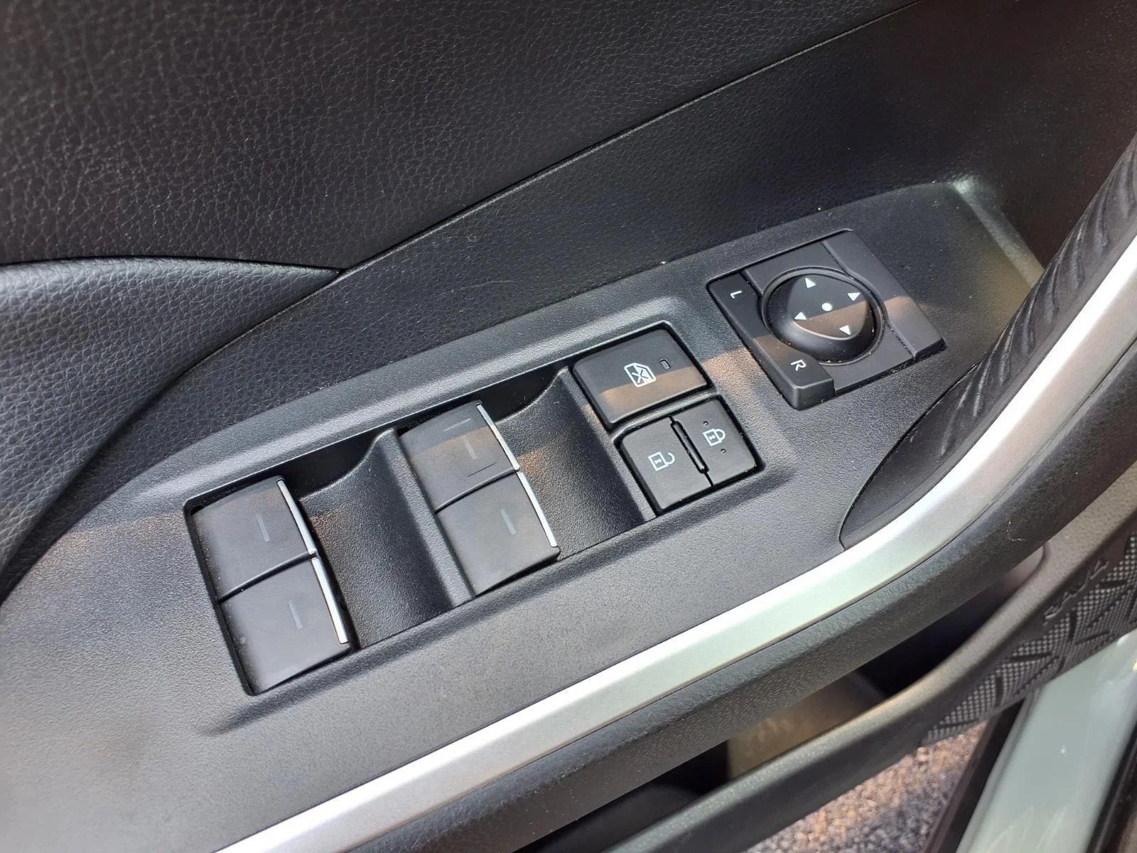 Used 2022 Lunar Rock Toyota XLE Premium image 15