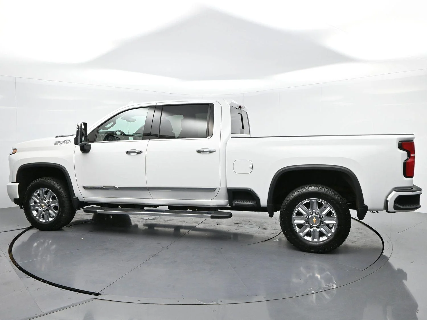 Used 2024 Summit White Chevrolet High Country image 5
