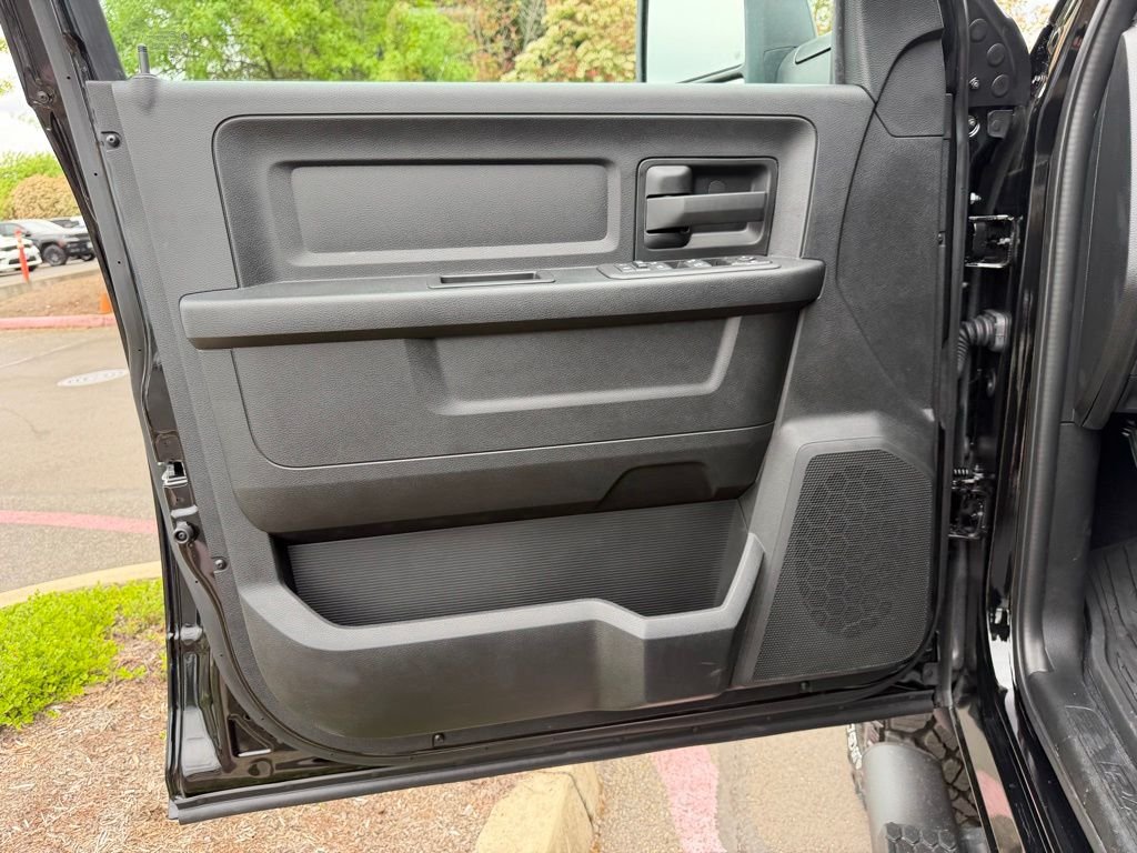 New 2026 Diamond Black Crystal Pearl-Coat Exterior Paint RAM Tradesman image 11