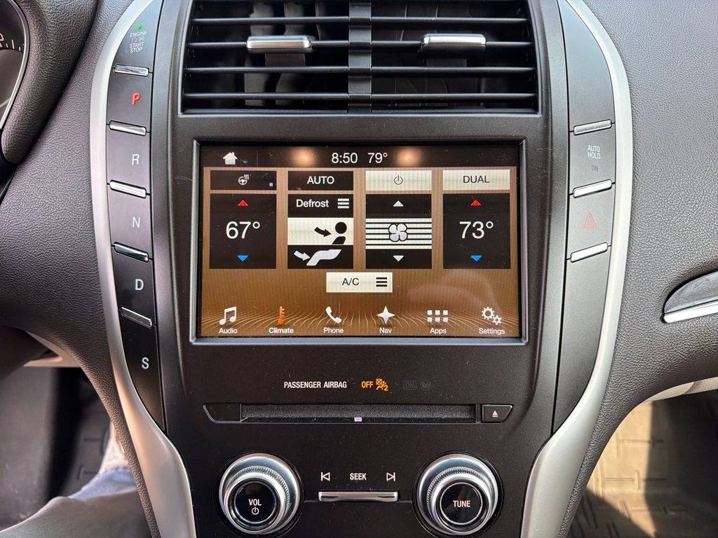 Used 2018 White Platinum Clearcoat Metallic Lincoln Reserve image 20