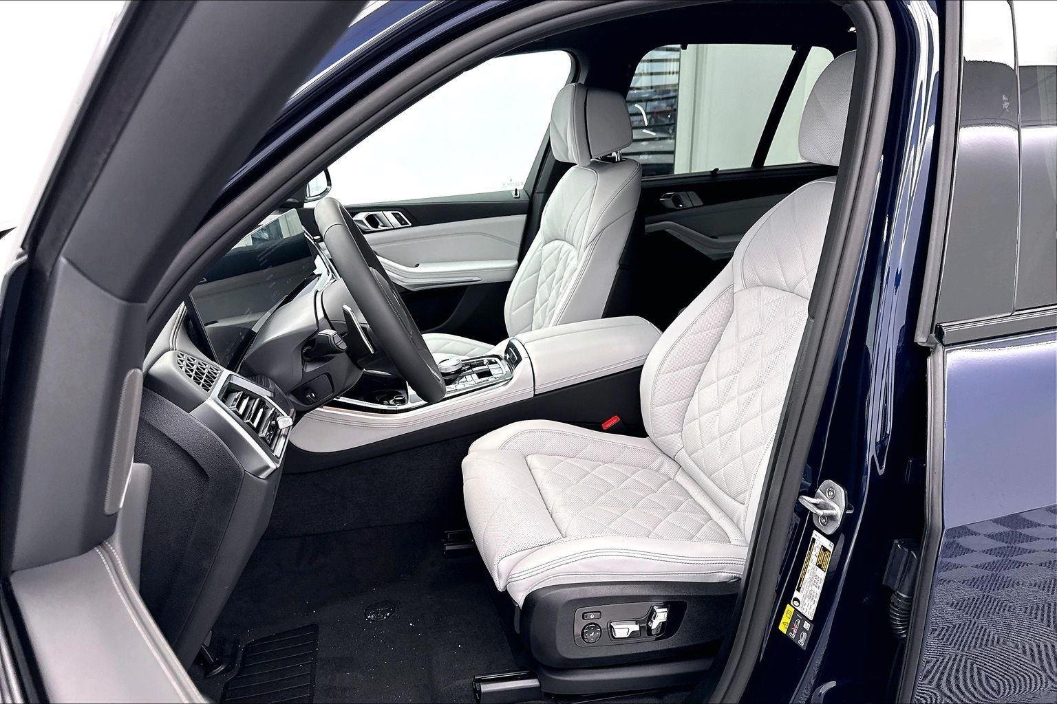 New 2026 Tanzanite Blue II Metallic BMW xDrive50e image 28