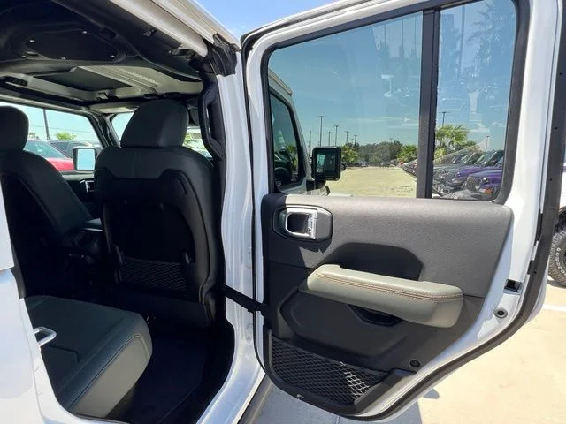 New 2026 Bright White Clear-Coat Exterior Paint Jeep Mojave image 18