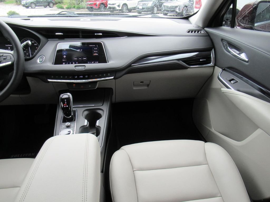 Used 2023  Cadillac Luxury image 14