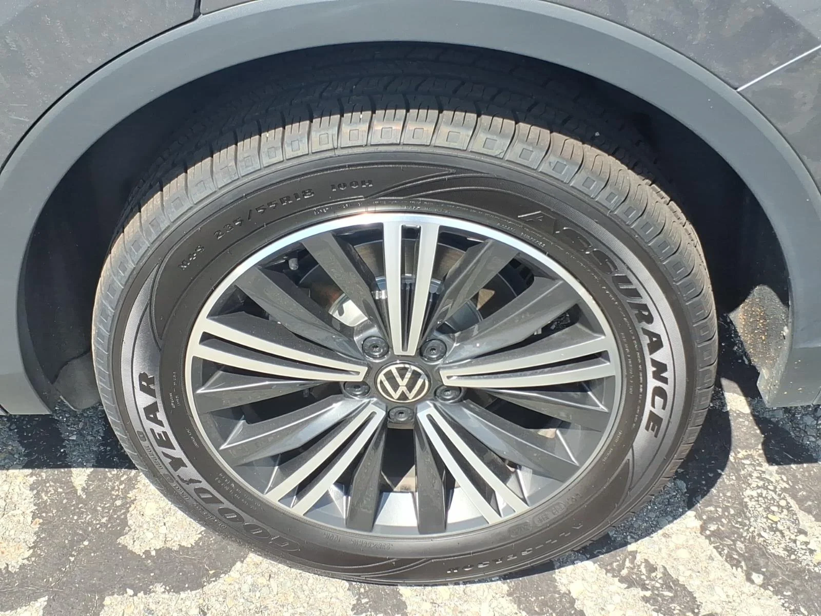 Used 2024 Platinum Gray Volkswagen 2.0T SE image 8