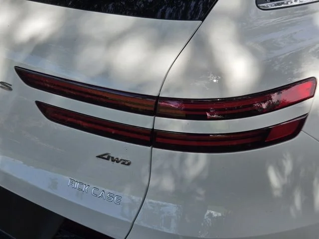 Used 2022 White Genesis 2.5T image 9