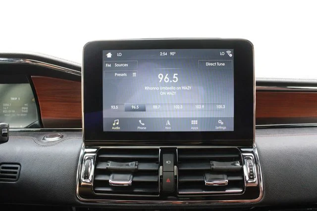 Used 2019 White Lincoln Reserve image 15