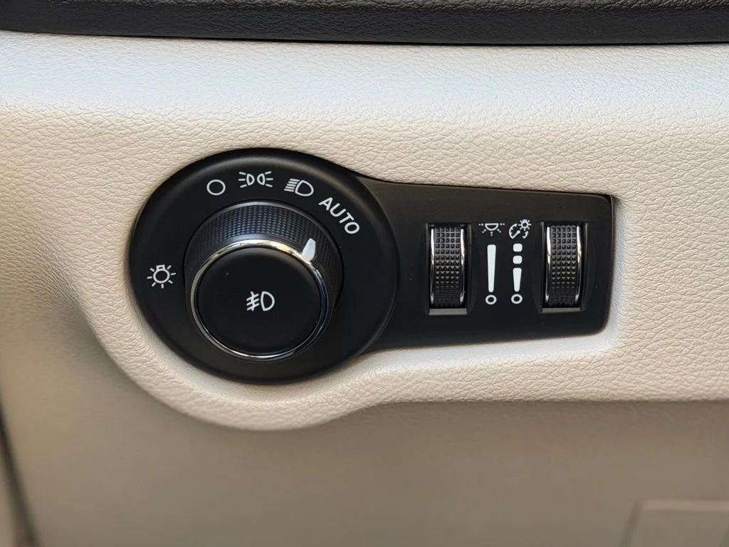 Used 2024 Silver Chrysler Touring L image 29