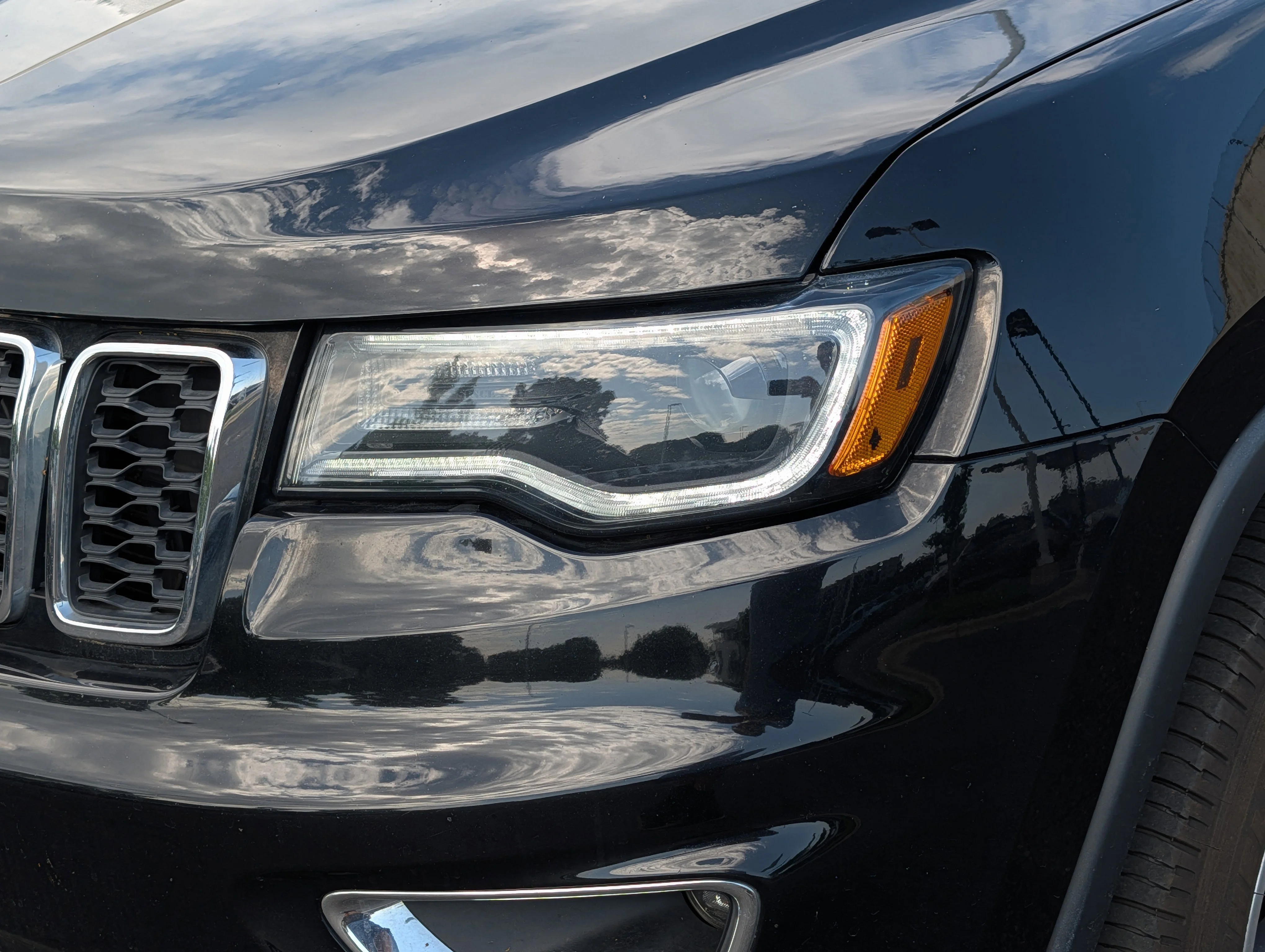 Used 2019 Diamond Black Crystal Pearlcoat Jeep Limited image 10
