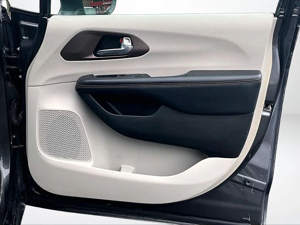 Used 2019 Gray Chrysler Touring L image 22