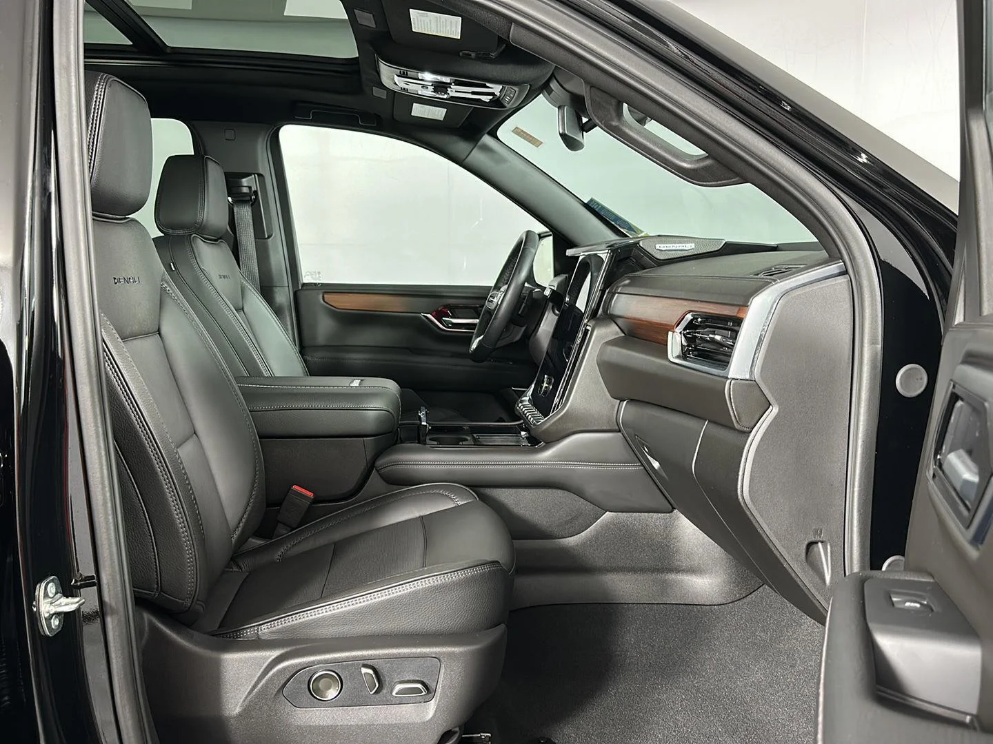 Used 2026 Onyx Black GMC Denali image 37
