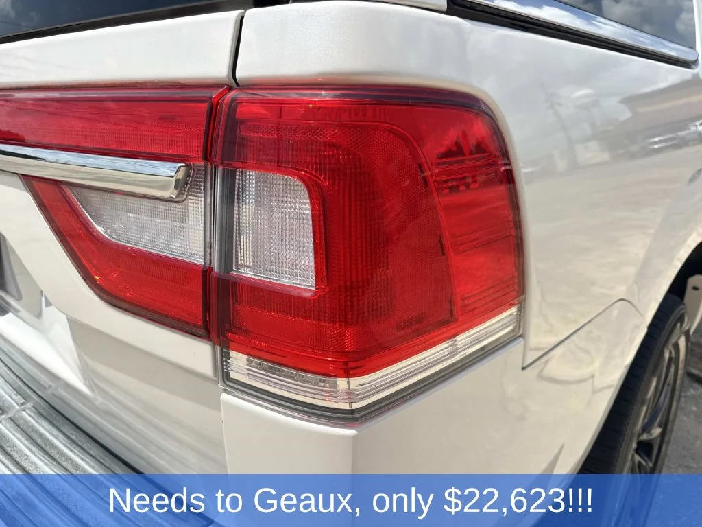 Used 2017 White Lincoln Select image 15