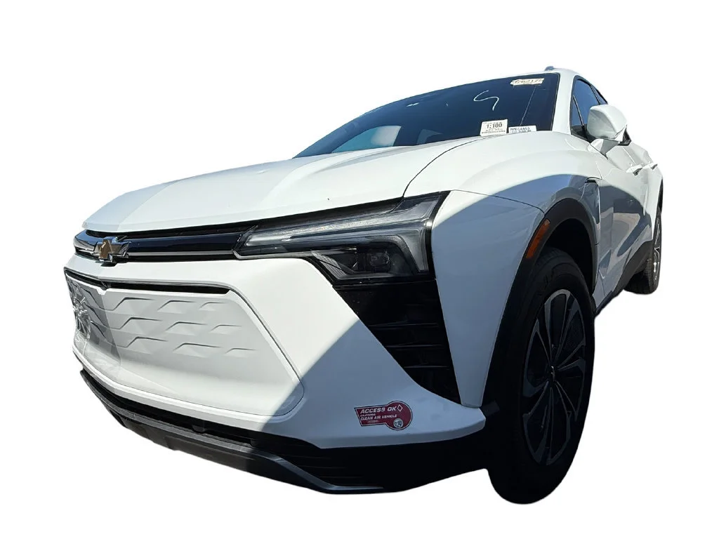 Used 2024 Summit White Chevrolet LT image 11