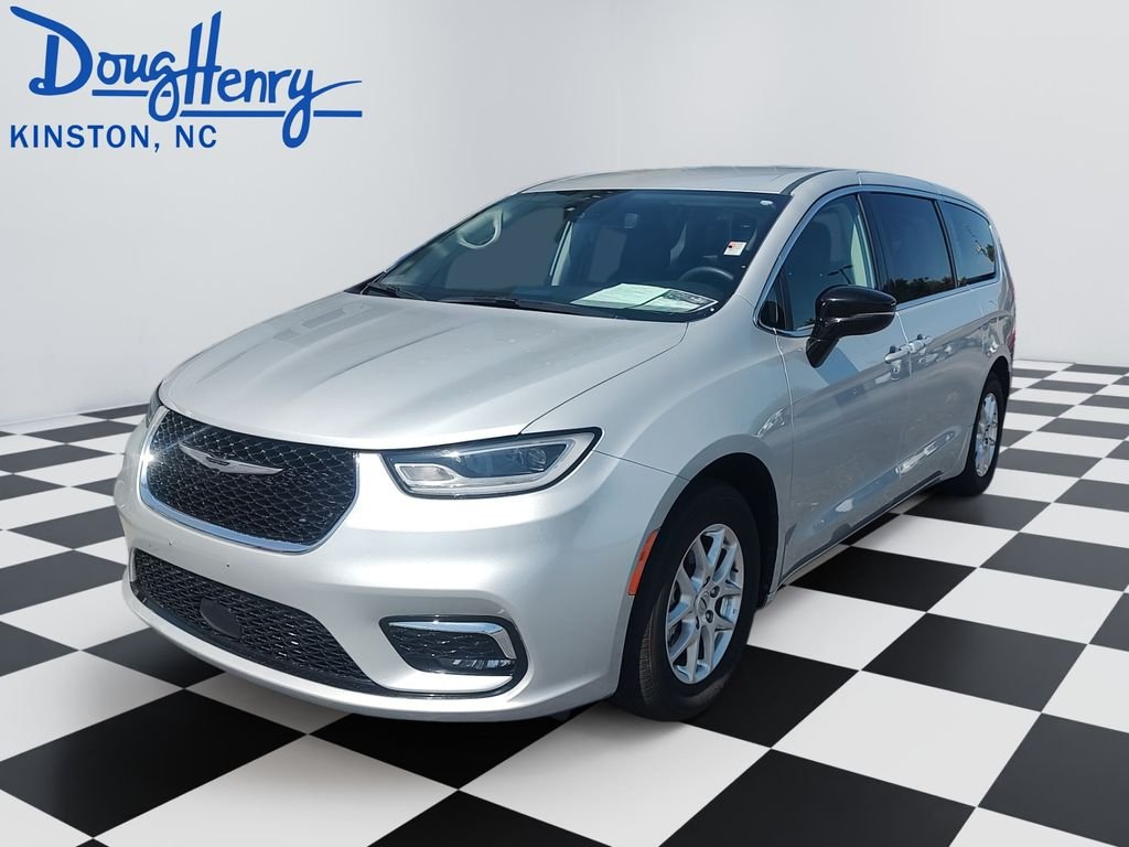 2024 Chrysler Pacifica Touring L's photo