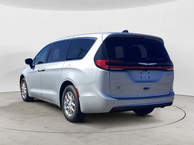 New 2026 Silver Mist Clearcoat Chrysler SELECT image 3