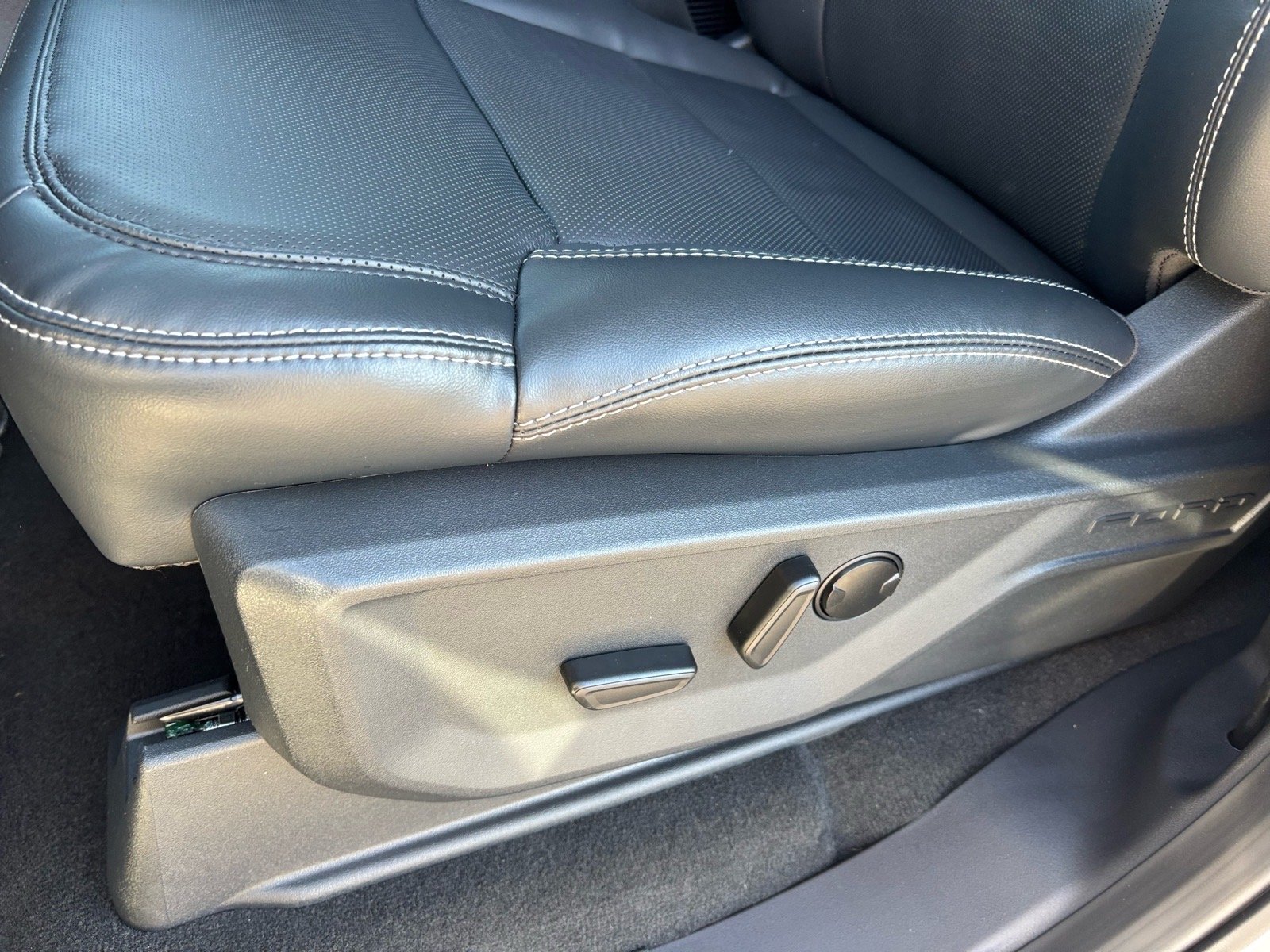 New 2026 Star White Metallic Tri-Coat Ford Platinum® image 10