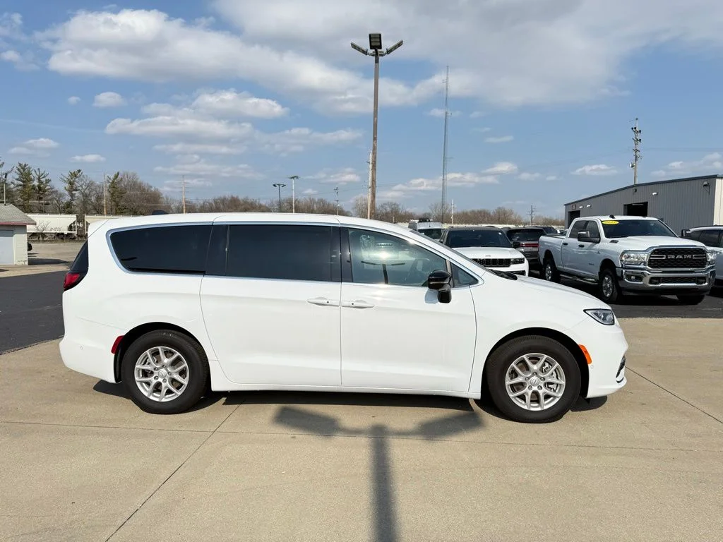 2025 Chrysler Pacifica Select - Photo 8