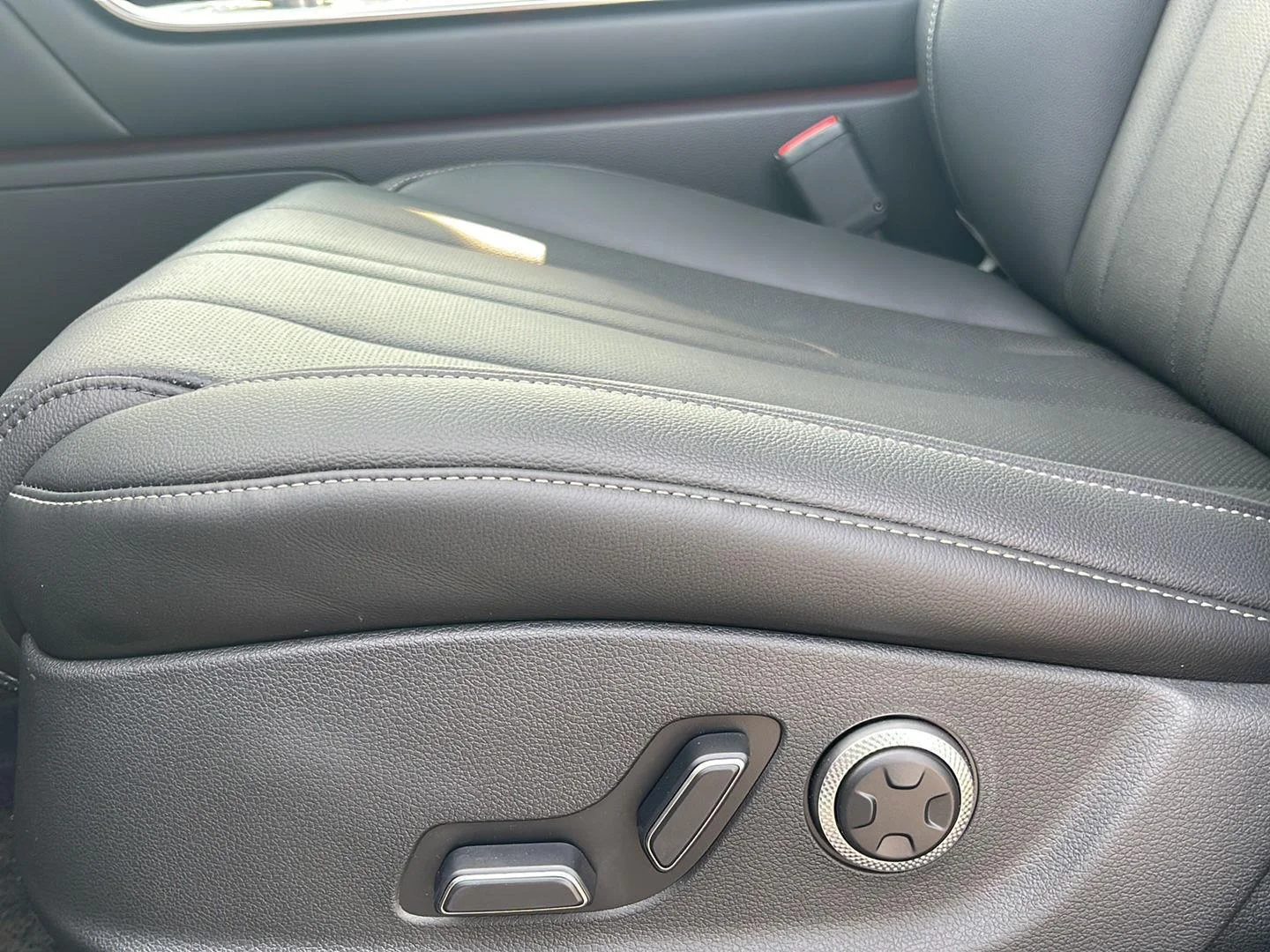 New 2026 Capri Blue Genesis 2.5T Select image 17