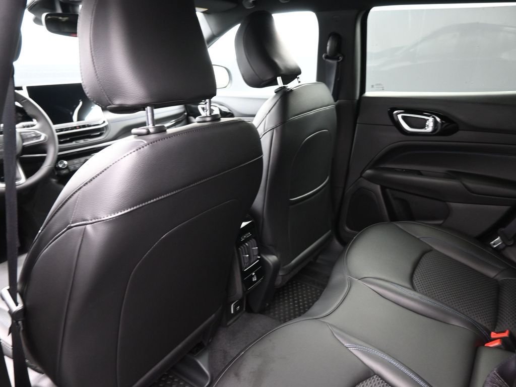 New 2026 Diamond Black Crystal Pearl-Coat Exterior Paint Jeep Latitude image 23