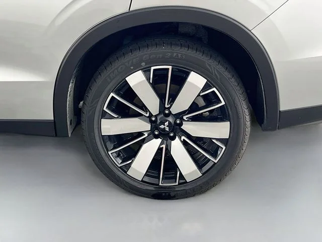 Used 2025 Silver Mitsubishi SE image 36