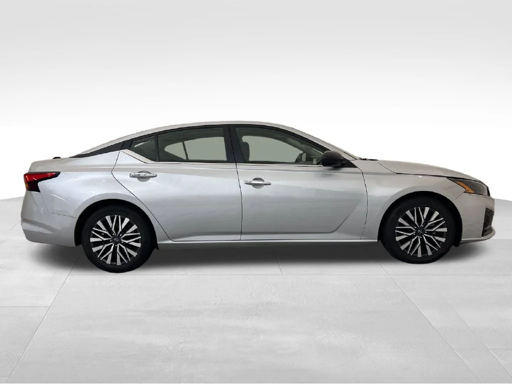 Used 2024 Silver Nissan 2.5 SV image 6