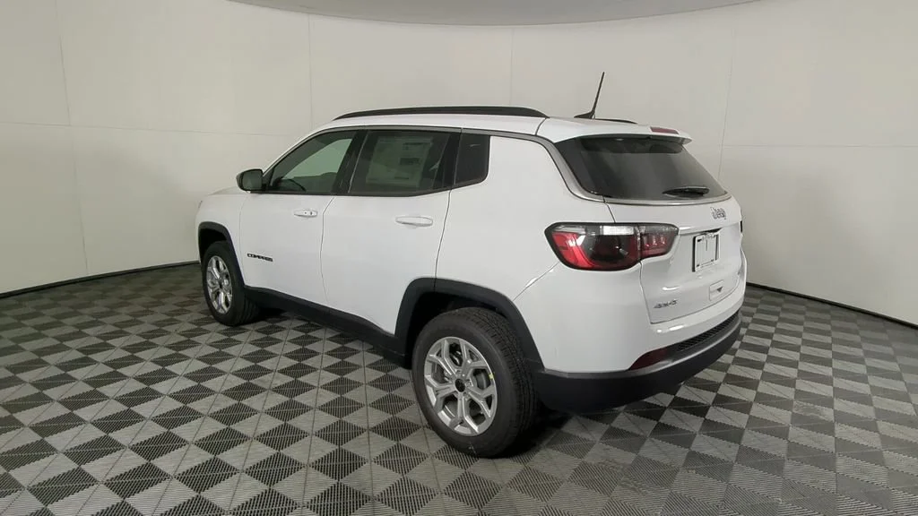 New 2026 Bright White Clear-Coat Exterior Paint Jeep Latitude image 6