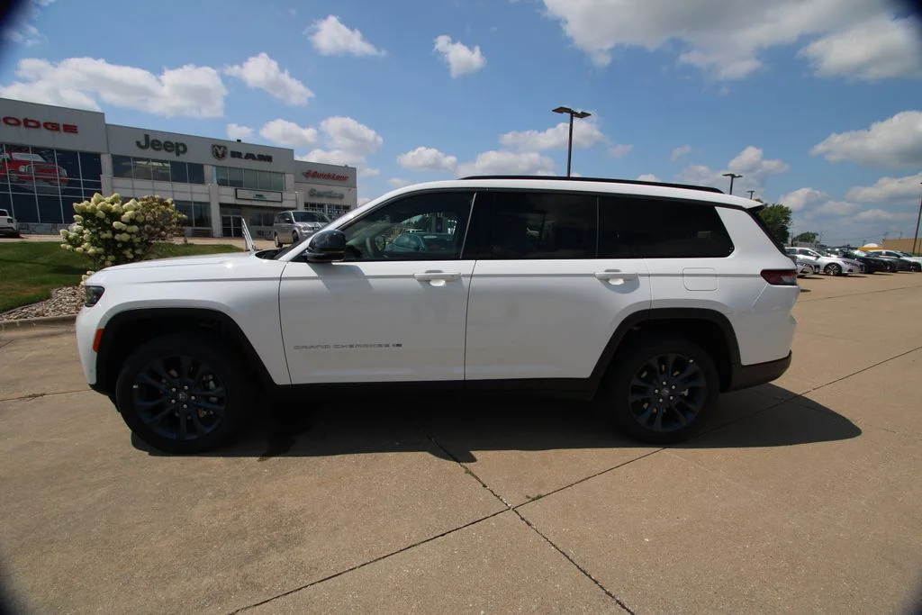 New 2026 Bright White Clear-Coat Exterior Paint Jeep Limited image 18