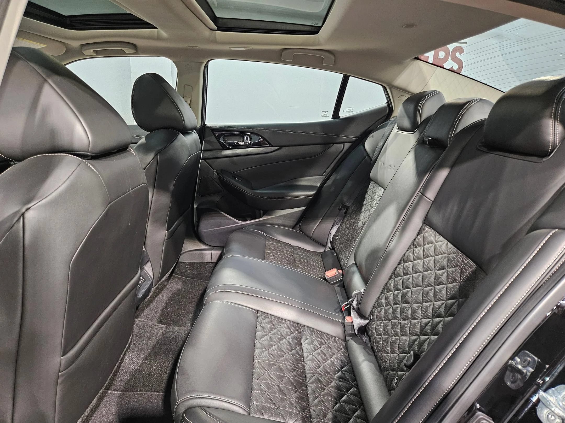Used 2020 Super Black Nissan Platinum image 36