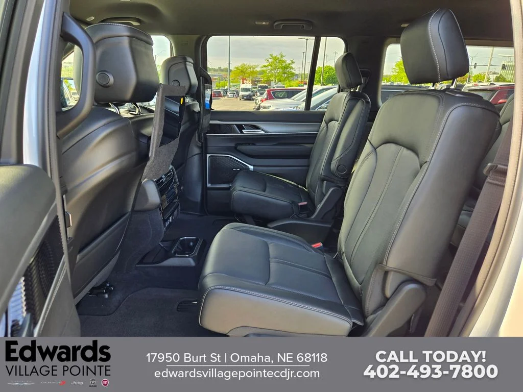 New 2026 Bright White Clear-Coat Exterior Paint Jeep Limited Altitude image 25