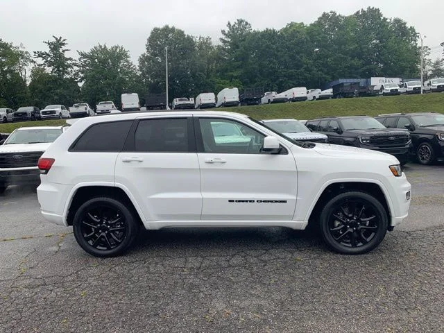 Used 2022 White Jeep Laredo X image 10