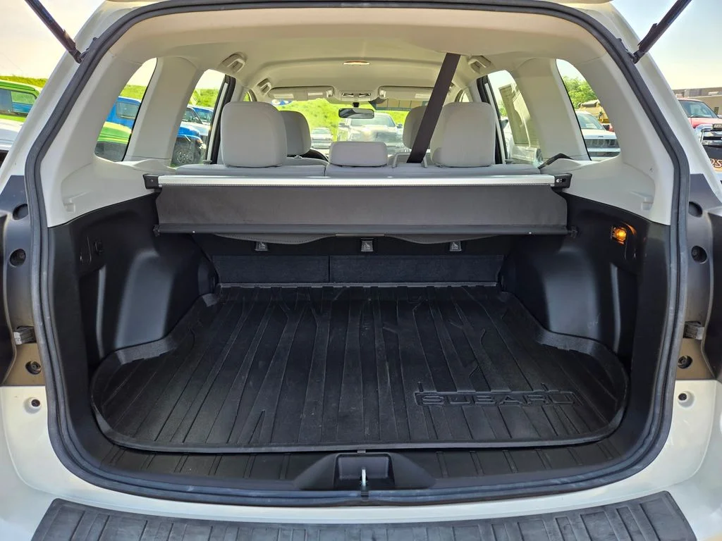 Used 2018 White Subaru 2.5i image 28