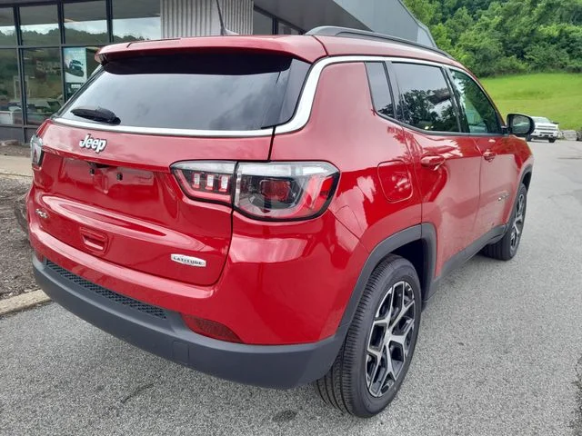 Used 2024  Jeep Latitude image 8