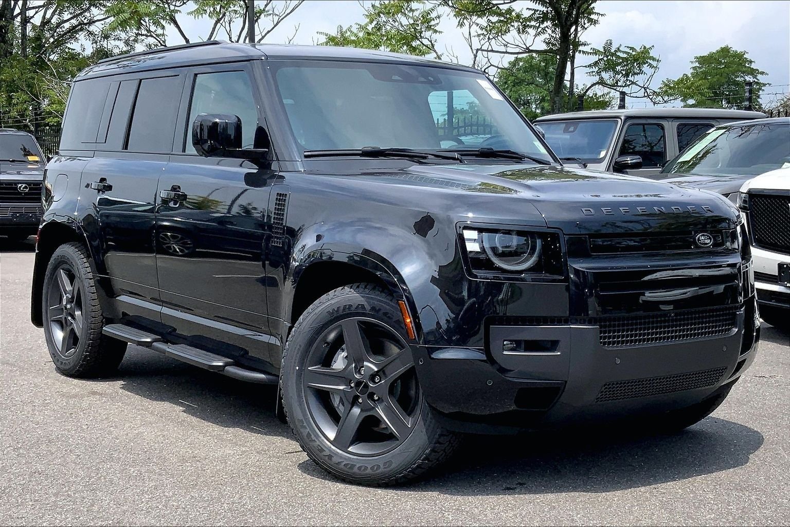 New 2026 Santorini Black Land Rover X-Dynamic SE image 2