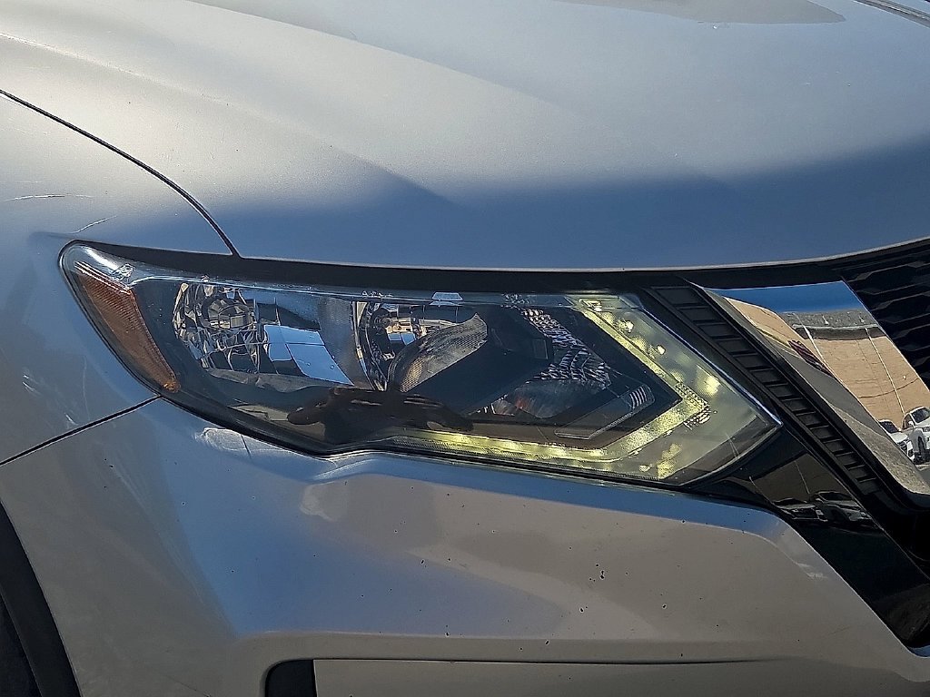 Used 2019 Silver Nissan SL image 7