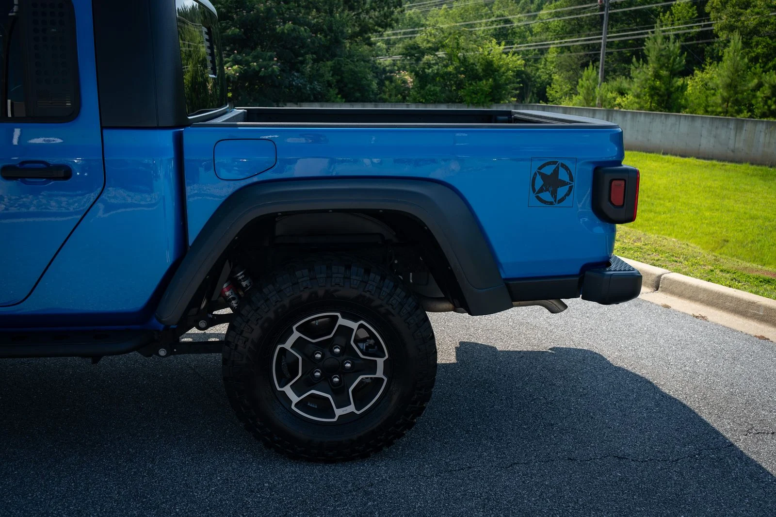 Used 2023 Blue Pearl Jeep Mojave image 6
