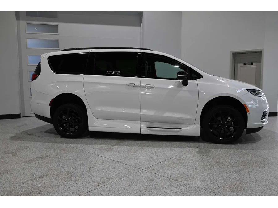 2024 Chrysler Pacifica Touring L - Photo 5