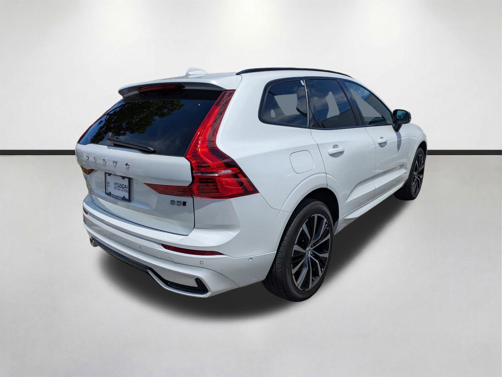 Used 2024 Crystal White Metallic Volvo Plus Dark Theme image 4