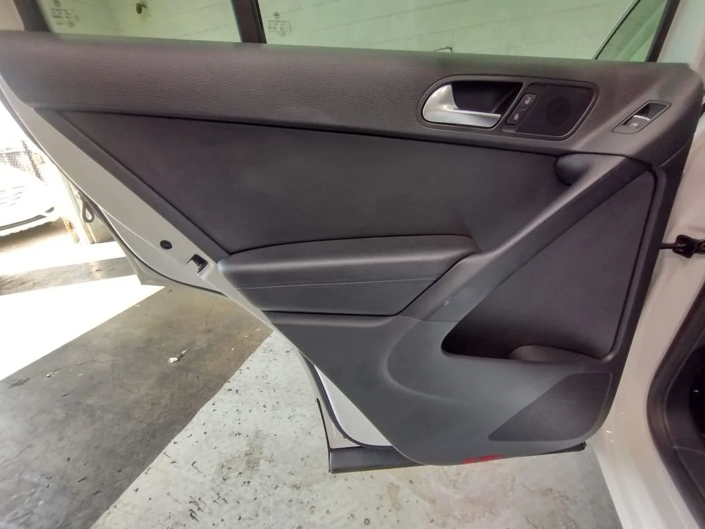 Used 2014 White Volkswagen SE image 30