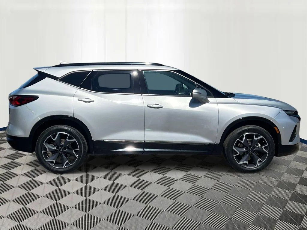 Used 2022 Silver Ice Metallic Chevrolet RS image 5