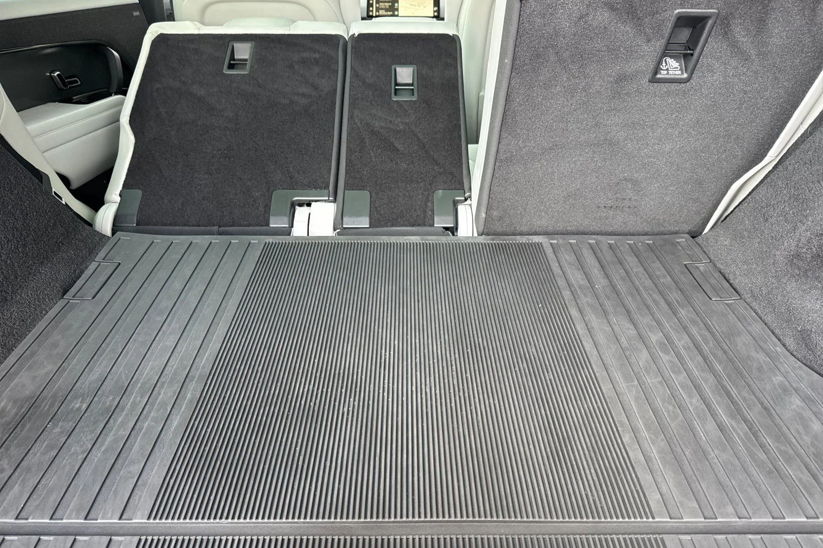 Used 2023 White Land Rover SE image 16