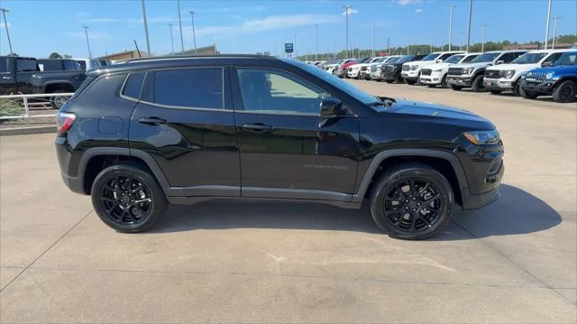 New 2026 Diamond Black Crystal Pearl-Coat Exterior Paint Jeep Latitude image 9