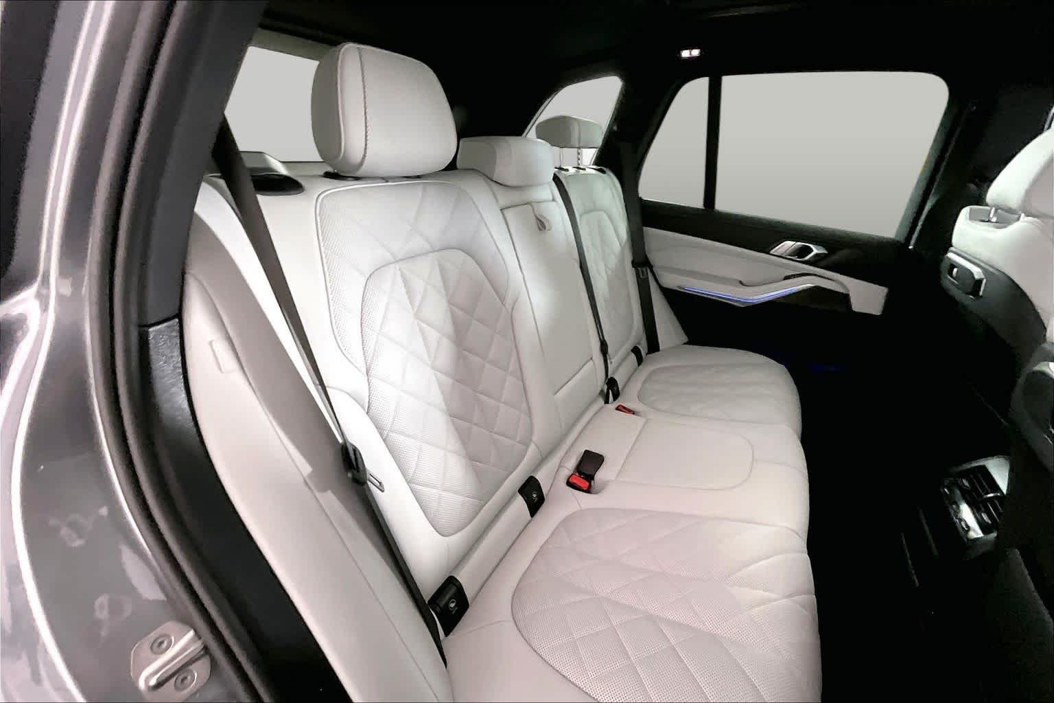 Used 2024 Skyscraper Grey Metallic BMW xDrive40i image 19