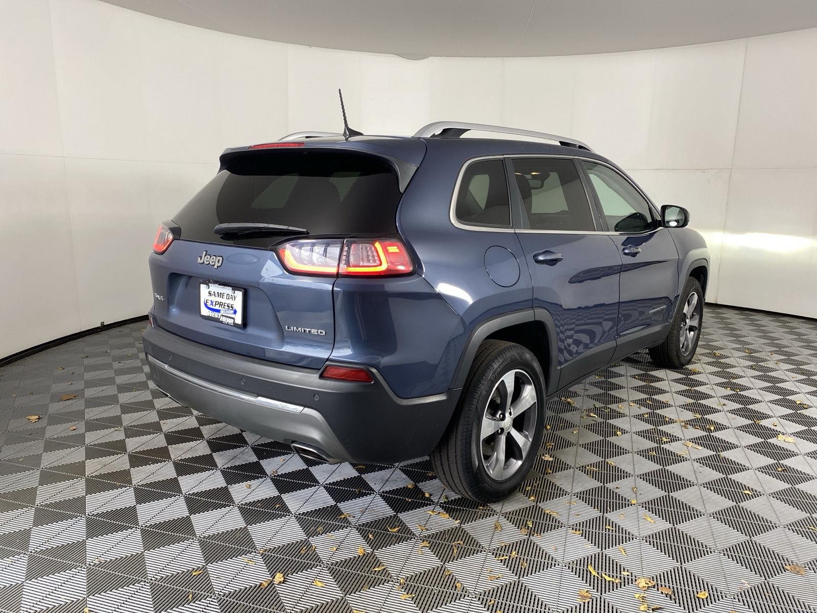 Used 2019 Blue Shade Pearlcoat Jeep Limited image 9