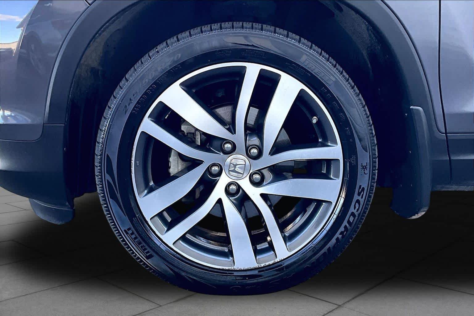 Used 2018 Crystal Black Pearl Honda Touring image 11