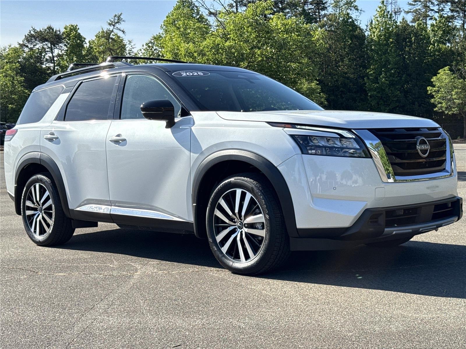 Used 2025 Everest White Pearl Tricoat/Super Black Nissan Platinum image 32