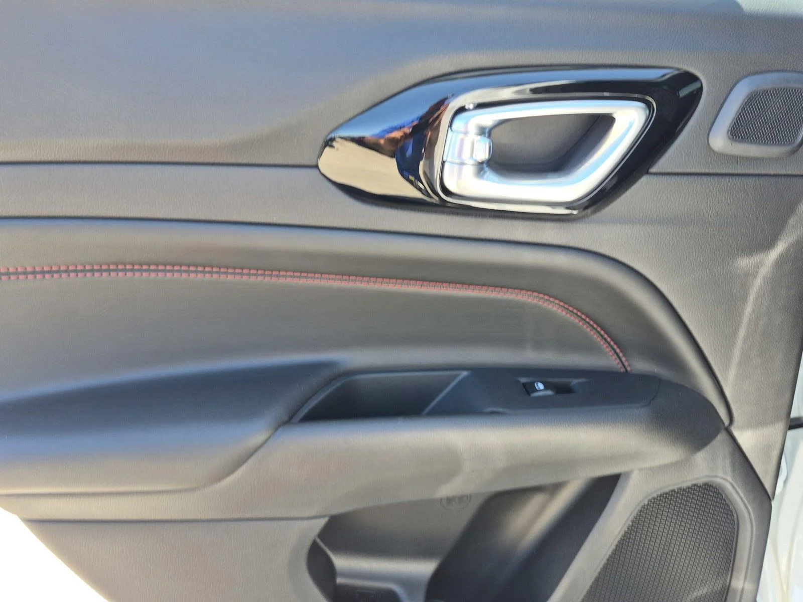 New 2026 Bright White Clear-Coat Exterior Paint Jeep Trailhawk image 17