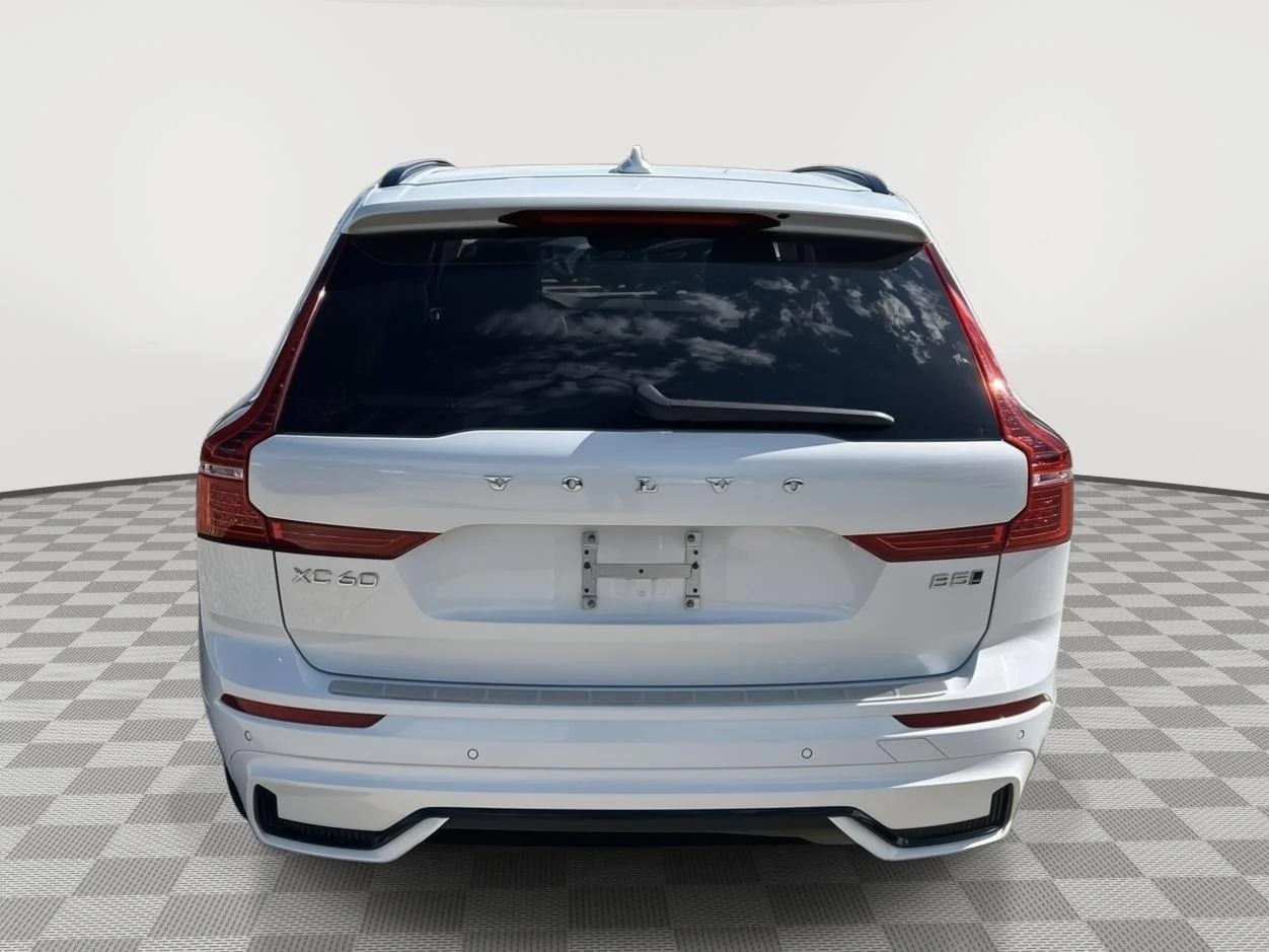 Used 2024  volvo Plus Dark Theme image 4